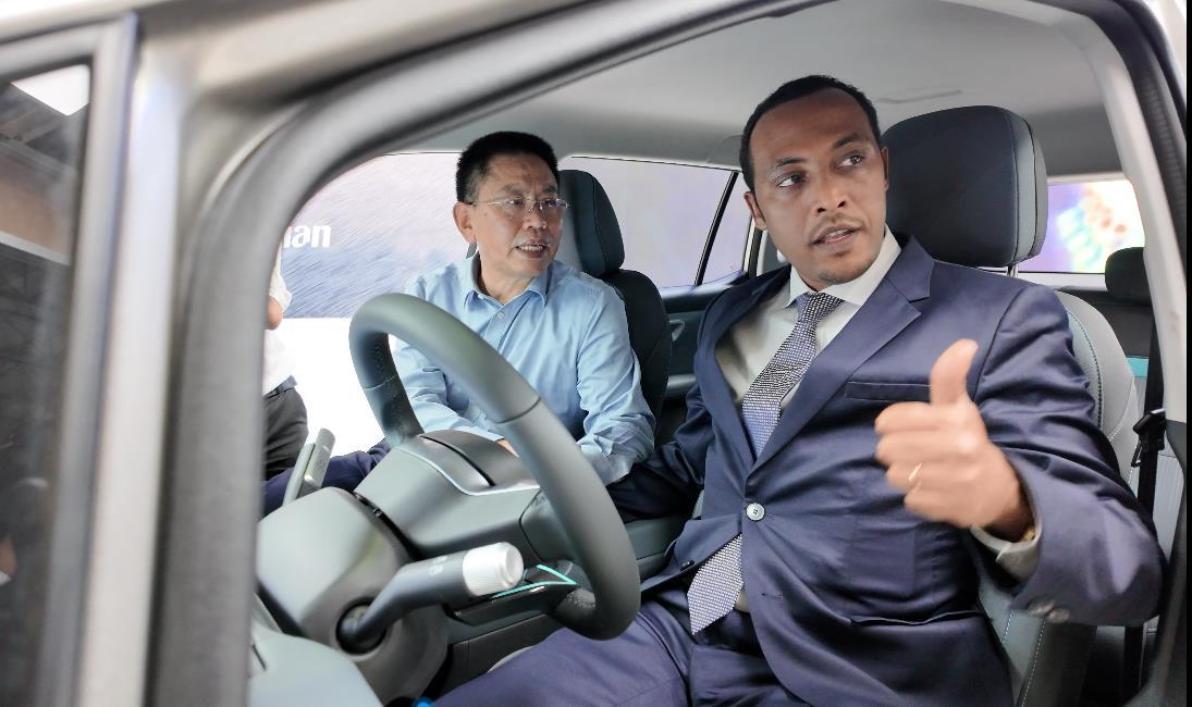 huajian news photo chairman in the car